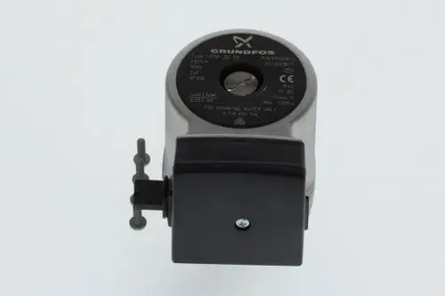 Pumpenkopf von Bosch mit einem Anschluss für Wasserleitung und einer abnehmbaren Abdeckung. Gehäuse aus Metall mit Angaben zu Spezifikationen und Zulassungen.